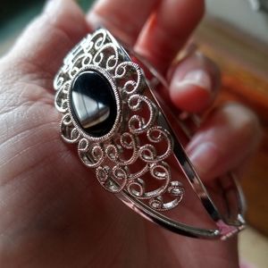 Sarah Coventry Vintage Silver-tone Filigree  Bracelet Faux Onyx Hinge Close GUC